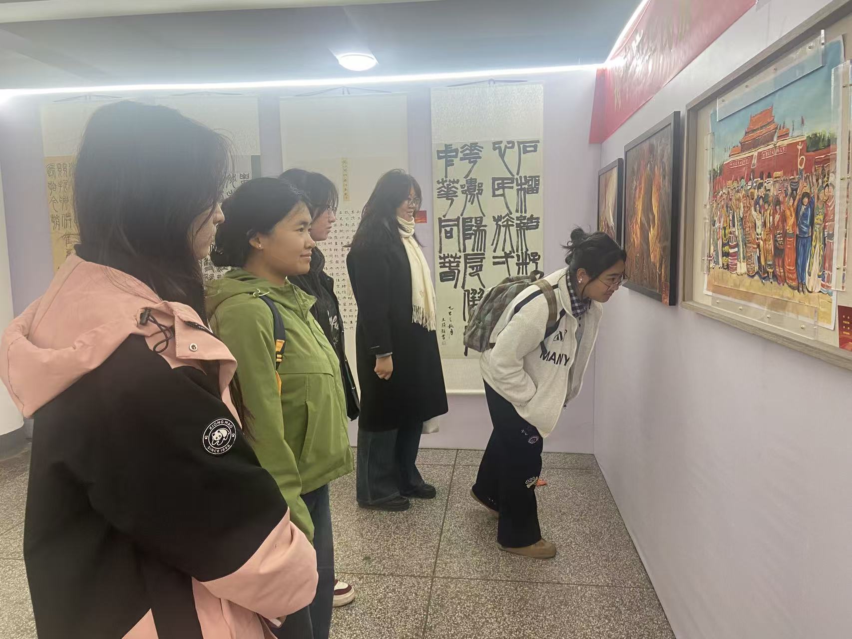 图4 学生参展.jpg