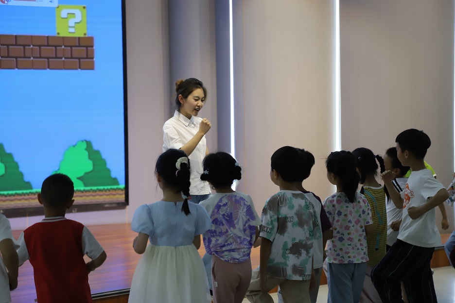 3.2赵倩讲党课.jpg