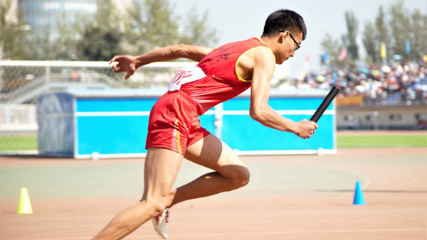 学院学子在运动场上挥洒青春汗水.jpg