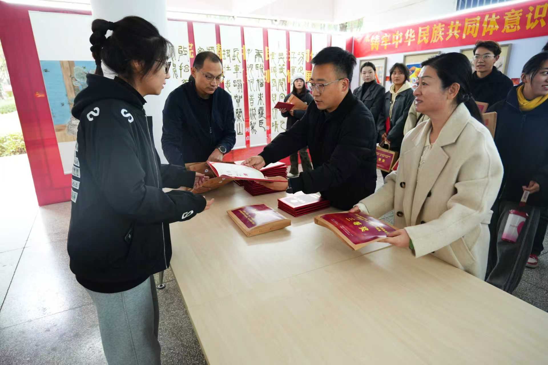图2 颁发证书.jpg 图2 颁发证书.jpg