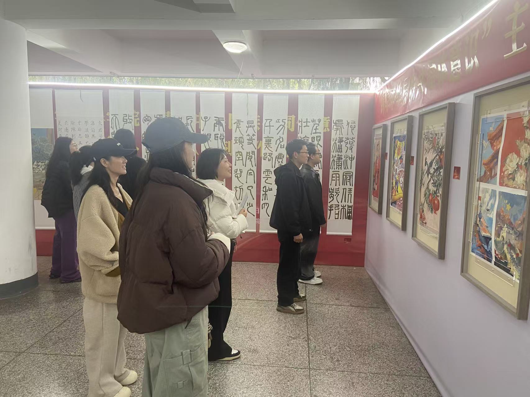 图3 教师观展.jpg